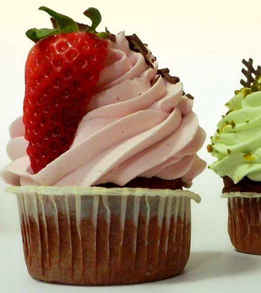 Hausgemachte Cupcakes mit Erdbeere und Pistazie