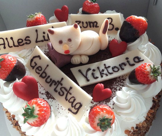 Anlasstorte mit frischen Erdbeeren